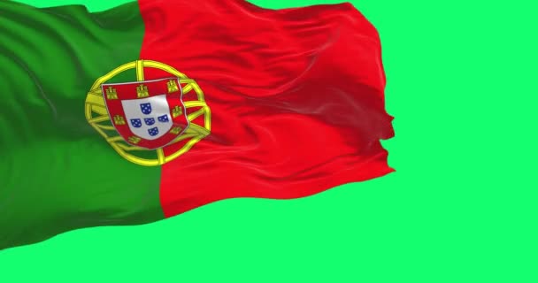 ポルトガル国旗が緑の背景に孤立して手を振っている ポルトガル共和国は欧州連合の加盟国である 現実的な3Dレンダリング 緑色のスクリーンマットとクロマキー スローモーションループ — ストック動画