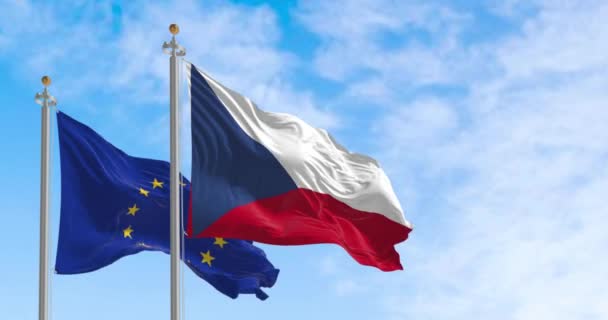 Vlaggen Van Tsjechië Europese Unie Wapperen Samen Een Heldere Dag — Stockvideo