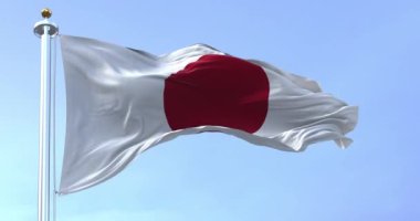 Açık bir günde Japonya ulusal bayrağı rüzgarda sallanıyor. Beyaz sahada kırmızı disk. Japonya Doğu Asya 'da bir ada ülkesidir. Dalgalı tekstil. Gerçekçi 3D canlandırma. Yavaş çekim döngüsü