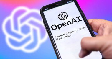 San Francisco ABD, Aralık 2022: Ekranda OpenAI web sitesi olan bir telefonu tutan bir el. Bulanık logolu renkli bir arka plan. OpenAI kar amacı gütmeyen bir yapay zeka araştırma organizasyonudur..