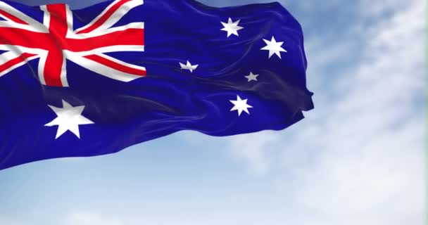 晴れた日にはオーストラリア国旗が風になびく ユニオンジャック 南十字を象徴する白い5点の星と青の旗 リップル生地 現実的な3Dレンダリング スローモーションループ — ストック動画
