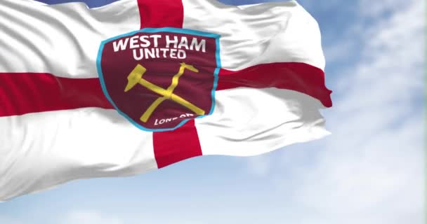 2022年10月 西汉姆联营公司的旗帜在晴朗的日子里挥手 西汉姆联合足球俱乐部 West Ham United 是一家位于伦敦的英格兰足球俱乐部 折皱的面料 现实的3D渲染 慢动作回路 — 图库视频影像