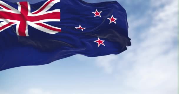 ニュージーランド国旗が晴れた日に手を振っている ユニオン ジャックとのブルー エンサインと サザン クロスを代表する赤い星 リップル生地 現実的な3Dレンダリング — ストック動画