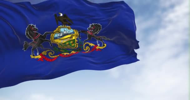 Флаг Пенсильвании Размахивает Ветром Ясный День Голубой Флаг Гербом Пенсильвании — стоковое видео
