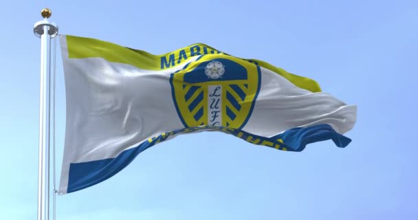 Leeds Oct 2022 Leeds United Flag Waving Wind White Shield — Video Stock
