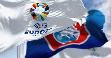 Berlin, DE, Şubat 2023: Euro 2024 bayrakları ve rüzgarda dalgalanan UEFA. 2024 UEFA Avrupa Futbol Şampiyonası 'nın 17.' sine Almanya ev sahipliği yapacak. Gerçekçi 3d illüstrasyon
