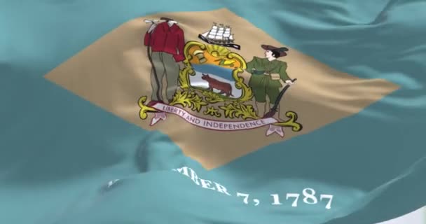 デラウェア州旗がなびくのクローズアップ 植民地時代の青の背景には バフ色のダイヤモンドと紋章があり 1787年12月7日に下にあります 3Dレンダリングアニメーション スローモーションループ — ストック動画