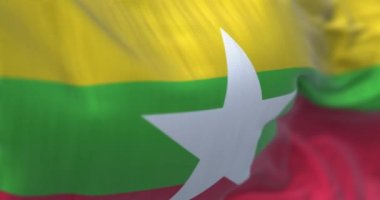 Myanmar ulusal bayrağının dalgalanmasının ayrıntıları. Bayrağın yatay sarı, yeşil, kırmızı şeritleri ve ortasında 5 noktalı beyaz yıldızları var. Seçici odaklanma. 3D canlandırma canlandırması. Yavaş çekim döngüsü. Yakın plan.