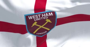 Londra, İngiltere, Ekim 2022: West Ham United F.C. 'ye yakın çekim Bayrak sallama. West Ham United FC, Londra merkezli bir İngiliz futbol kulübüdür. Seçici odaklanma. 3D canlandırma canlandırması. Yavaş çekim döngüsü. Yakın plan.