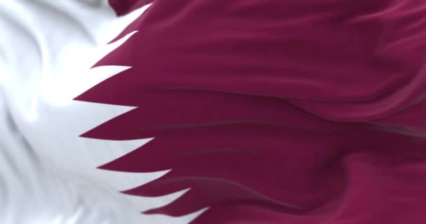 カタール国旗がなびくの詳細 旗は丸みを帯び 幅の広い白いくさび形をしている 選択的フォーカス 3Dレンダリングアニメーション スローモーションループ — ストック動画