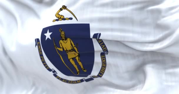 马萨诸塞州州旗飘扬的细节 白色背景的国徽 描绘了阿尔贡金的和平形象 有选择的重点 3D渲染动画 慢动作回圈四 后续行动 — 图库视频影像