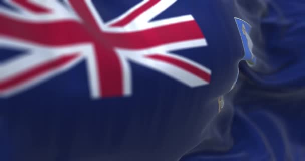 フォークランド諸島の国旗がなびくの詳細 国旗には青い背景 ユニオンジャックとフォークランドの紋章がある 選択的フォーカス 3Dレンダリングアニメーション スローモーションループ — ストック動画