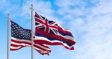 Hawaii eyalet bayrağı açık bir günde Amerika Birleşik Devletleri bayrağıyla dalgalanıyor. Dalgalı tekstil. 3D canlandırma canlandırması. Yavaş çekim döngüsü.