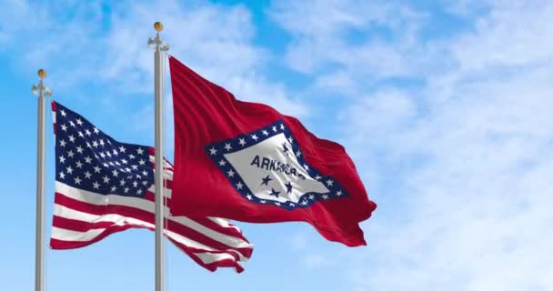 Флаг Штата Арканзас Национальным Флагом Соединенных Штатов Америки Ясный День — стоковое видео