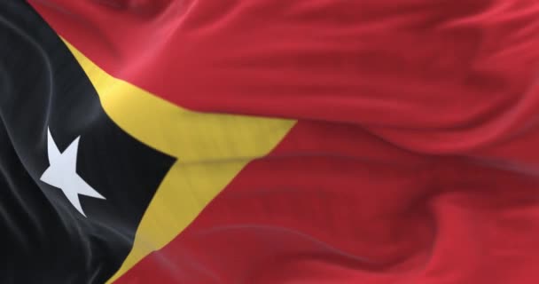 Деталь Размахивания Флагом Восточного Тимора Красный Фон Жёлтым Треугольником Чёрный — стоковое видео