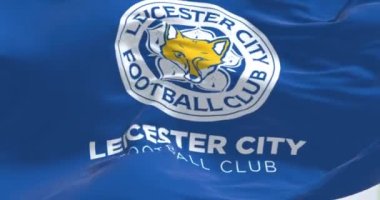 Leicester, İngiltere, Ekim 2022: Leicester City FC bayrağının yakın çekimi. Leicester City FC, İngiltere 'nin Leicester şehrinde bulunan bir futbol kulübüdür. 3D canlandırma canlandırması. Yavaş çekim döngüsü. Yakın plan..