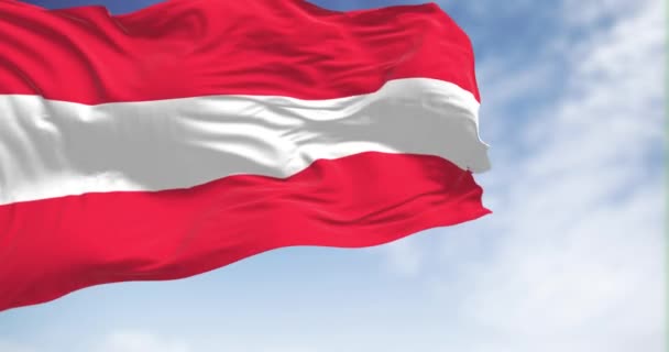 オーストリアの国旗が晴れた日に手を振っている 3つの等しい水平バンド 中バンド 3Dレンダリングアニメーション 破れた生地 — ストック動画