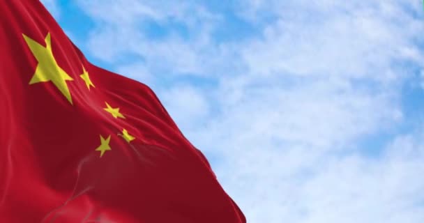 Прапор Китаю Розмахує Сонячний День Червоний Фон Ять Жовтих Зірок — стокове відео