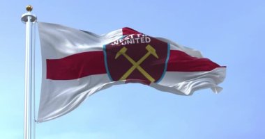 Londra, İngiltere, Ekim 2022: Açık bir günde rüzgarda dalgalanan West Ham United FC bayrağı. West Ham United FC, Londra merkezli bir İngiliz futbol kulübüdür. 3D canlandırma canlandırması. Yavaş çekim döngüsü. Dalgalı kumaş.