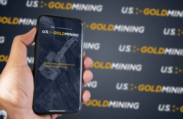 New York Usa March 2023 Hand Holding Phone Goldmining Website — Stock Photo, Image
