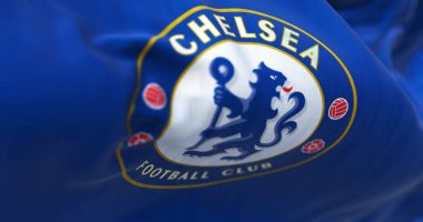 Londra, İngiltere, Şubat 2023: Chelsea Futbol Kulübü bayrağının yakın çekimi. Blue Heraldic aslanı asayı tutuyor. Dalgalı Kumaş. Dokulu arka plan. Seçici odaklanma. 3d illüstrasyon oluşturucu