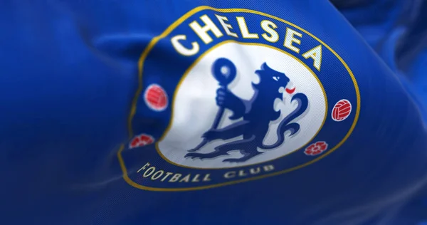 ロンドン イギリス 2023年2月 チェルシーフットボールクラブの旗が手を振って閉鎖 スタッフを抱えてるブルー ヘラルドのライオン リップル生地 背景のテクスチャ 選択的フォーカス 3Dイラストレンダリング — ストック写真