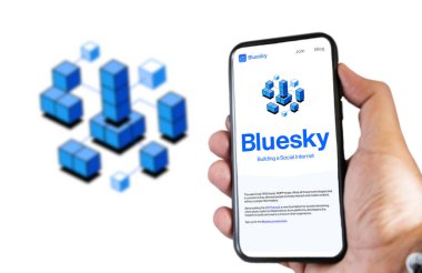 San Francisco, ABD, Şubat 2023: Bluesky mobil uygulamalı bir telefonu ekranda tutmak. Bluesky merkezi olmayan bir sosyal ağ protokolü geliştirmek için bir girişimdir. İllüstrasyon Editörü
