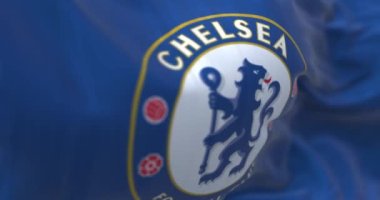 Londra, İngiltere, Şubat 2023: Chelsea Futbol Kulübü bayrağı dalgalanıyor. Blue Heraldic aslanı asayı tutuyor. 3D canlandırma canlandırması. Seçici odaklanma. Yavaş çekim döngüsü. Yakın plan. Desenli kumaş arkaplanı