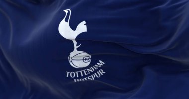 Londra, İngiltere, Şubat 2023: Tottenham Hotspur bayrağı dalgalanıyor. Futbolun üstünde duran beyaz horoz. Dalgalı kumaş arka planı. İllüstrasyon 3d illüstrasyon canlandırması. Seçici odaklanma. Yakın plan.
