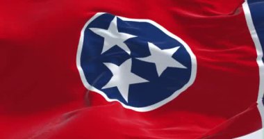 Tennessee eyaleti bayrağı sallanıyor. Beyaz olarak çizilmiş 3 beyaz yıldızı tutan mavi çemberli kırmızı alan. Mavi şerit uçuşta. Kusursuz 3 boyutlu animasyon. Seçici odaklanma. Yavaş çekim döngüsü. Yakın plan..
