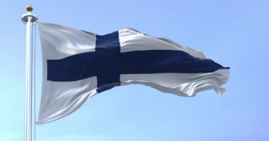 Finlandiya 'nın ulusal bayrağı açık bir günde rüzgarda sallanıyor. Beyaz arka planda mavi İskandinav haçı. İskandinav ülkesi. Kusursuz 3 boyutlu animasyon. Seçici odaklanma. Yavaş çekim döngüsü. Yakın plan..