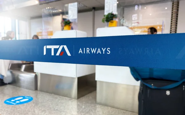 ローマ 1月2023 空港内にItaエアウェイズのロゴが入った青いバリアテープ Itaエアウェイズはイタリアのフラグキャリア航空会社です 旅行や空港のセキュリティ 挿絵画集 — ストック写真
