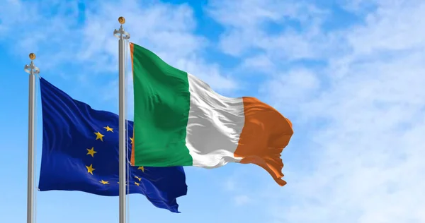 Прапори Ірландії Європейського Союзу Мерехтіли Разом Ясний День Ірландія Стала — стокове фото