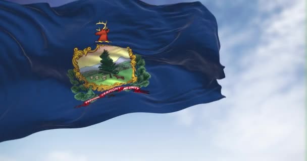 佛蒙特州的国旗在风中飘扬 蓝色背景下的臂章和座右铭 自由与团结 无缝3D渲染动画 慢动作回圈美国联邦州 — 图库视频影像