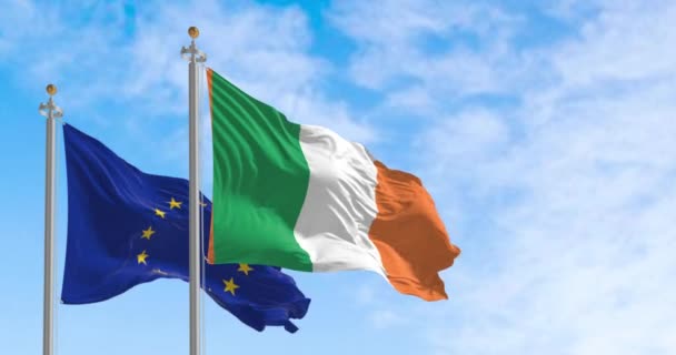 Irlands Och Europeiska Unionens Flaggor Fladdrar Klar Dag Irland Blev — Stockvideo