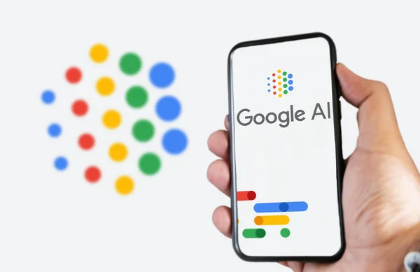 San Francisco US, Şubat 2023: Ekranda Google AI logosu olan bir telefonu tutan bir el. Bulanık logolu beyaz arkaplan.