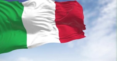 Açık bir günde İtalya bayrağı rüzgarda sallanıyor. Üç dikey şerit yeşil, beyaz ve kırmızı. Kusursuz 3 boyutlu animasyon. Seçici odaklanma. Yavaş çekim döngüsü. Yakın plan..