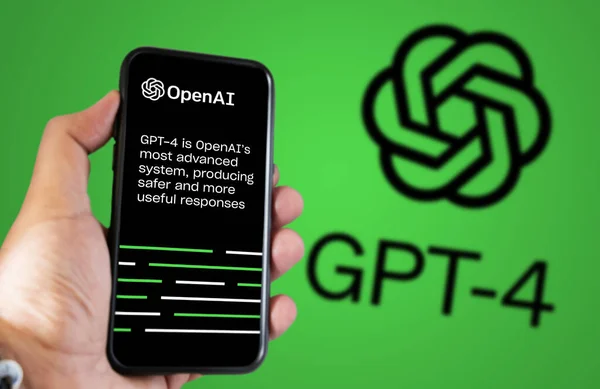 San Francisco US, Mart 2022: OpenAI GPT-4 web sitesi ekranda. Bulanık logolu yeşil arka plan. OpenAI kar amacı gütmeyen bir yapay zeka araştırma organizasyonudur.