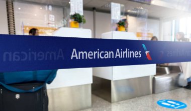 Dallas, ABD Jan 2023: Havaalanının içinde Amerikan Havayolları logosu olan mavi bariyer bandı. American Airlines dünyanın en büyük havayolu şirketidir. Seyahat ve havaalanı güvenliği. İllüstrasyon Editörü