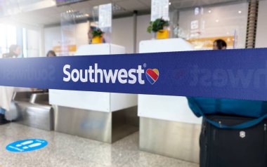 Atlanta, ABD Jan 2023: Havaalanının içinde Southwest Havayolları logosu olan mavi bariyer bandı. Güneybatı dünyanın en büyük düşük maliyetli taşıyıcısı. Seyahat ve havaalanı güvenliği. İllüstrasyon Editörü