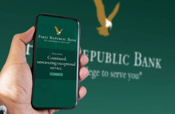 2023年3月 美国旧金山 手中拿着一部屏幕上有第一共和国银行标志的手机 2023年3月 第一共和国银行被一个拥有300亿美元的财团救了出来 说明性编辑 — 图库照片