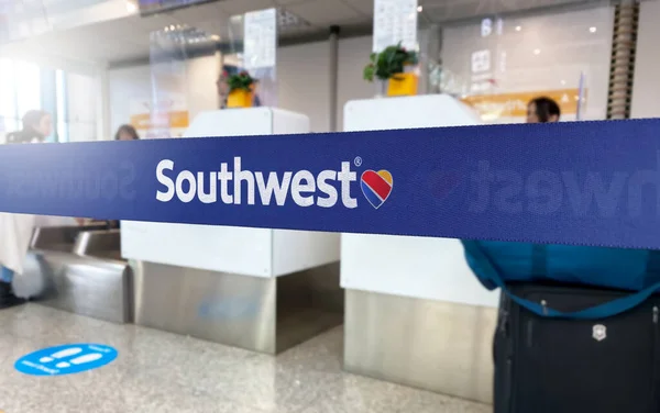 Atlanta Jan 2023 Blue Barrier Tape Логотипом Southwest Airlines Всередині — стокове фото