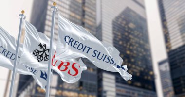 Zürih, CH, Mart 2023: Finans bölgesinde dalgalanan Credit Suisse ve UBS bayrakları. Mart 2023 'te, UBS Credit Suisse' i satın aldı. Resimli 3d illüstrasyon oluşturucu