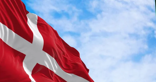 덴마크 국기가 바람에 흔들리고 있습니다 덴마크 왕국은 북유럽의 국가이다 물기있는 — 스톡 사진