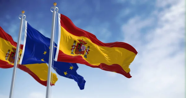 Die Flaggen Spaniens Und Der Europäischen Union Wehen Einem Sonnigen — Stockfoto