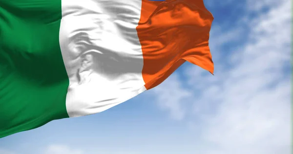 Ірландський Національний Прапор Розмахує Вітром Ясний День Три Вертикальні Смуги — стокове фото