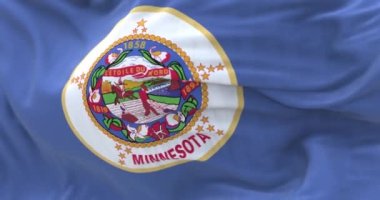 Minnesota eyaleti bayrağı dalgalandı. Eyalet mührü olan mavi alan. Çiftçilik ve güneşe doğru at süren bir kızılderili. Dalgalı kumaş. 3D canlandırma canlandırması. Ağır çekim. Kusursuz döngü. Seçici odaklanma. Yakın plan.