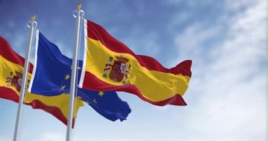 İspanya ve Avrupa Birliği 'nin bayrakları güneşli bir günde rüzgarda sallanıyor. Demokrasi ve politika. Avrupa ülkesi. 3D canlandırma canlandırması. Ağır çekim. Kusursuz döngü. Seçici odak