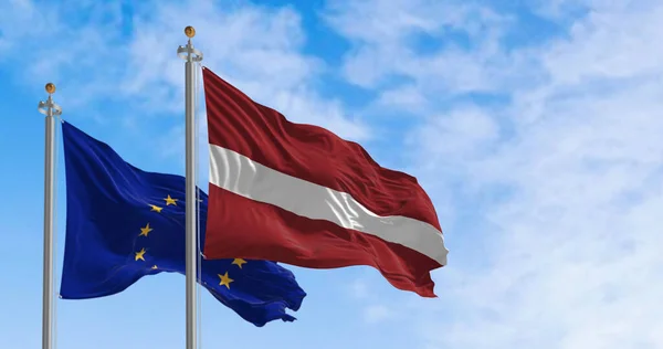 라트비아와 유럽연합의 국기가 흔들리고 있습니다 라트비아는 2004 연합의 회원국이 되었다 — 스톡 사진