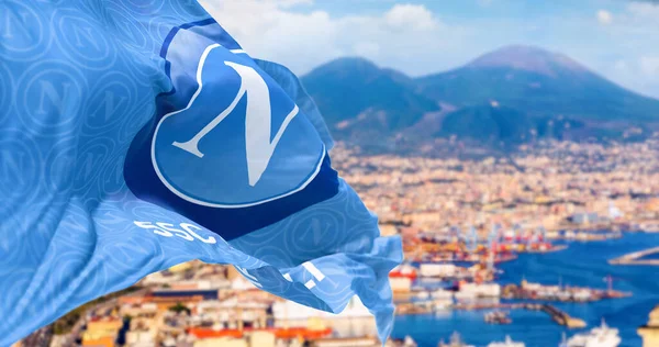 Napoli, IT, Mart 2023: Napoli futbol takımının bayrağı Napoli Körfezi ve Vesuvius Dağı 'nın altında sallanıyor. Resimli 3d illüstrasyon oluşturucu